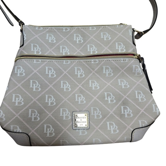 Dooney‎ & Bourke Womens Crossbody Maxi Quilt Purse Logo Handbag Taupe Pink - Picture 1 of 7